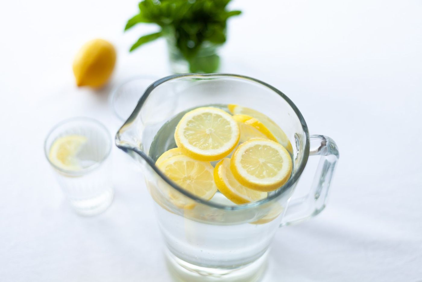 Cam sürahi ve bardakta limonlu su