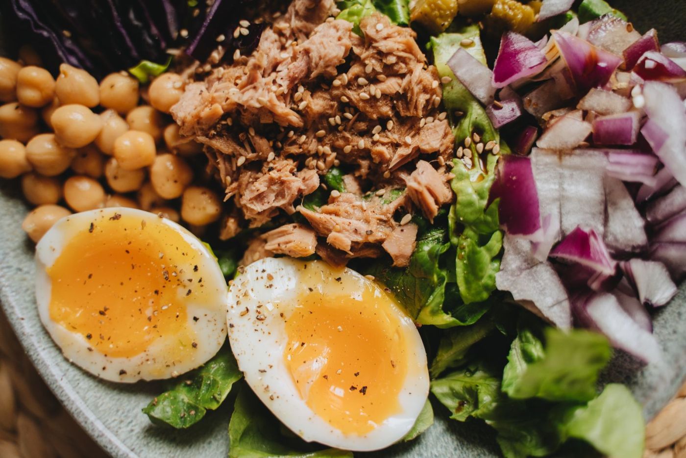 Haşlanmış yumurta, ton balığı ve yeşilliklerden oluşan salata tabağı
