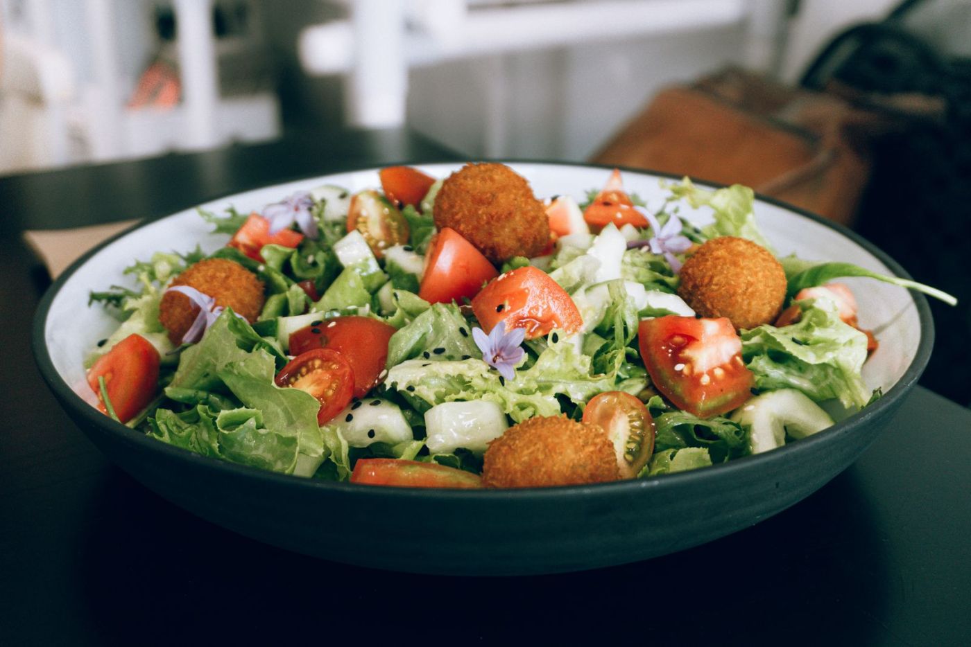 Kâse içinde taze yeşillik, domates ve sebzelerden oluşan salata